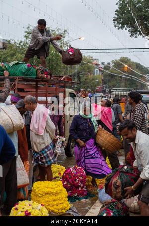 Una vista mattutina di un mercato dei fiori locale a Mysore, Karnataka, India Foto Stock