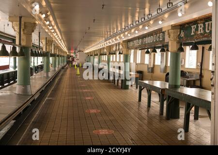 Seattle, Stati Uniti. 16 Set 2020. Empty Pike Place Market come la qualità dell'aria continua ad essere un problema importante in centro. Il fumo di wildfires sta causando aria malsana nello stato di Washington per una seconda settimana consecutiva. James Anderson/Alamy Live News Foto Stock