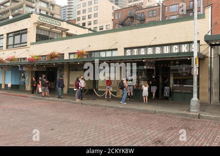 Seattle, Stati Uniti. 16 Set 2020. Persone in fila presso il famoso Starbucks nel Pike Place Market, come la qualità dell'aria continua ad essere un problema importante in centro. Il fumo di wildfires sta causando aria malsana nello stato di Washington per una seconda settimana consecutiva. James Anderson/Alamy Live News Foto Stock