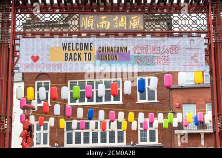 Nuove lanterne colorate con un banner che recita ‘Welcome Back’ al Gerrard Place nella Chinatown di Londra, che hanno sostituito la tradizionale sé rossa durante la campagna. La campagna LoveChinatown è una joint venture tra Chinatown London e London Chinatown Chinese Association (LCCA), Come le lanterne vivide sono state messe in su nelle strade di Chinatown per accogliere indietro i visitatori dopo la pandemia di covid-19 e per mostrare il sostegno per le persone e le imprese che vivono e lavorano nella comunità. Foto Stock