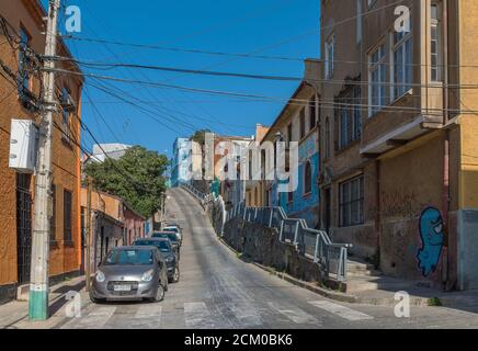 Piccola strada con vecchie facciate di edifici nel centro storico di Valparaiso, Cile Foto Stock