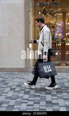 Shopping a Copenhagen con una borsa di ILLUM Foto Stock