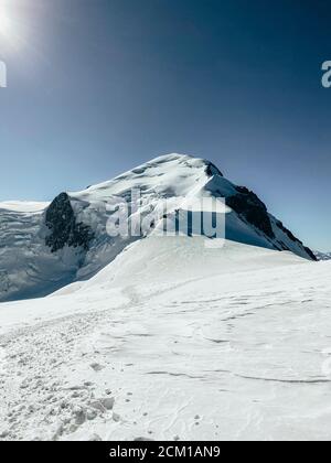 Cima del Monte Bianco con Arete des Bossons e Valot Capanna Foto Stock