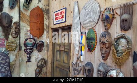 Maschere tribali africane all'entrata del ristorante Tusker House a Magic Kingdom, Walt Disney World, Orlando, Florida, Stati Uniti Foto Stock