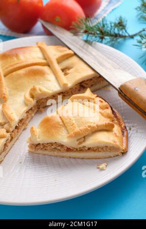 Primo piano di empanada de tonnas, torta tradizionale ripiena di tonni tipici della Galizia, Spagna. Foto Stock