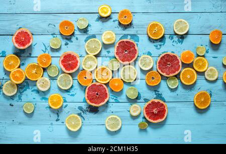 Agrumi, arancia, limone, pompelmo, mandarino, lime disposti in modo creativo. Stile di vita sano, concetto di vitamine naturali, vista dall'alto, spazio di copia, Foto Stock