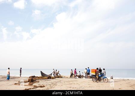 I pescatori indiani raccolgono il pescato di oggi sulla spiaggia Foto Stock