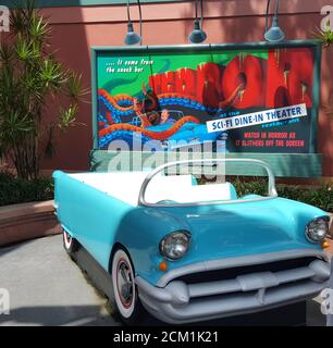 Un cartello pubblicitario e un'auto degli anni '50 per il ristorante Sci-Fi Dine-in Theatre a Disney's Hollywood Studios, Walt Disney World, Orlando, Florida, USA Foto Stock