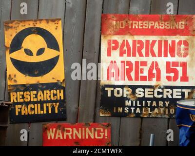 UFO Research Facility and Area 51 Top Secret Parking Signs a Disneyland, Anaheim, California, Stati Uniti Foto Stock