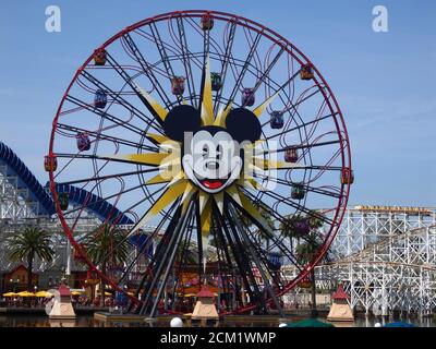 Pixar Pal-A-Round (precedentemente noto come ruota del sole e ruota di divertimento di Mickey), Disney California Adventure Park, Anaheim California, Stati Uniti Foto Stock