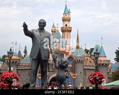 Partner statua, una statua di rame di Walt Disney e Topolino, Anaheim, California, Stati Uniti Foto Stock