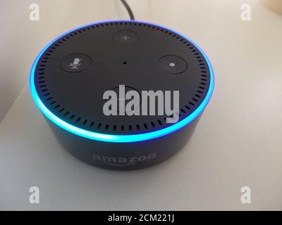 Un punto Amazon Echo viene attivato a causa di un comando vocale. Foto Stock