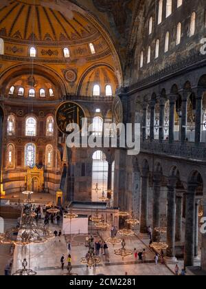 ISTANBUL, TURCHIA - MAGGIO, 23, 2019: Foto ad alto angolo dell'interno della moschea di hagia sophia a istanbul Foto Stock