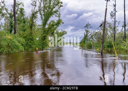 Panama City, Florida, Stati Uniti. 16/9/2020. North Bear Creek Road e il ponte allagati dalla pioggia torrenziale dell'uragano Sally Foto Stock