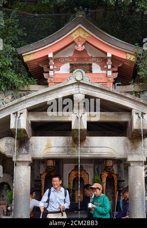 Kyoto, Giappone - 23 novembre 2007: Visitatori alla cascata di Otowa che catturano l'acqua di uno dei tre torrenti separati per la salute, la longevità, e. Foto Stock