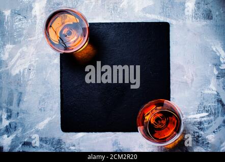 Cognac in due bicchieri su sfondo di pietra, vista dall'alto Foto Stock