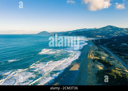 Costa del Pacifico vicino a Gold Beach Oregon durante le prime ore del mattino. Foto Stock