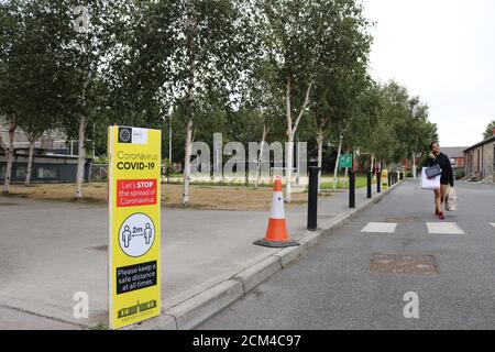 Dublino. 17 Settembre 2020. Un segno che ricorda alla gente di mantenere la distanza sociale è visto al campus del Griffith College a Dublino, Irlanda, 16 settembre 2020. Mercoledì sono entrate in vigore nuove misure restrittive volte a limitare la diffusione della COVID-19 nella capitale irlandese Dublino. Credit: Xinhua/Alamy Live News Foto Stock