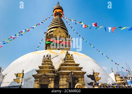 Torre dello Stupa Boudhanath decorata con bandiere a Kathmandu, Nepal. Foto Stock