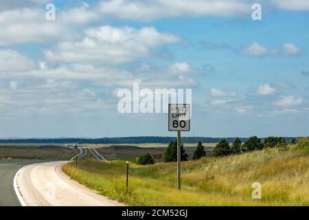 Indicazione limite di velocità 80 MPH sull'interstate 90 in Wyoming, orizzontale Foto Stock