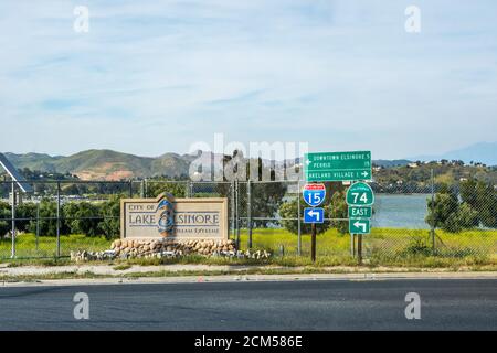 Lago Elsinore, CA, USA - 26 aprile 2020: Un cartello di benvenuto al punto di ingresso del lago Preserve Foto Stock