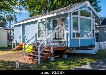 Lago Elsinore, CA, Stati Uniti d'America - 7 maggio 2020: Un piccolo cottage in attico Roadrunner RV Park Foto Stock