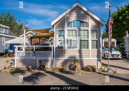 Lago Elsinore, CA, Stati Uniti d'America - 7 maggio 2020: Un piccolo cottage in attico Roadrunner RV Park Foto Stock