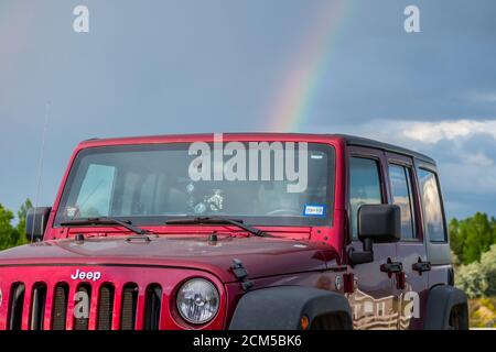 Three Forks, MT, USA - 29 giugno 2019: Una Jeep Wrangler Unlimited Sports parcheggiata lungo il parco Preserve Foto Stock