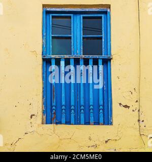 Balcone blu in stile coloniale e facciata gialla, Cusco, Perù. Foto Stock