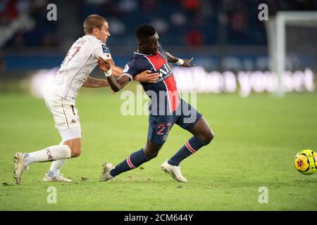 Parigi, Francia. 16 Set 2020. Idrissa Gueye (R) di Parigi Saint Germain vies con Thomas Delaine del FC Metz durante la Ligue 1 match al Parc des Princes di Parigi, Francia il 16 settembre 2020. Credit: Jack Chan/Xinhua/Alamy Live News Foto Stock