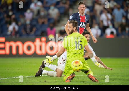 Parigi, Francia. 16 Set 2020. Julian Draxler (TOP) di Parigi Saint Germain vies con Alexandre Oukidja (davanti) del FC Metz durante la Ligue 1 match al Parc des Princes di Parigi, Francia, il 16 settembre 2020. Credit: Jack Chan/Xinhua/Alamy Live News Foto Stock