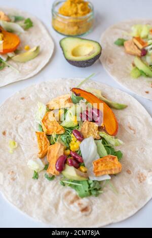 Tortilla vegane aperte con patate dolci, fagioli, avocado e zucca Foto Stock