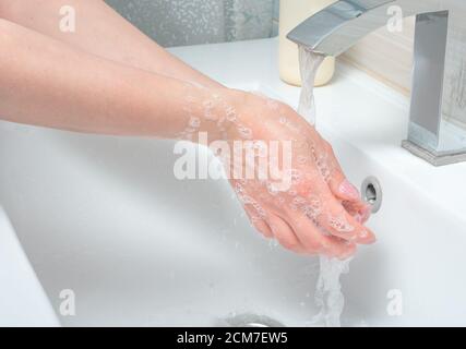 Le mani pulite proteggono contro l'infezione Proteggiti, pulisca la vostra mano regolarmente.Lavi le vostre mani con sapone e acqua, come lavi le mie mani correttamente Foto Stock