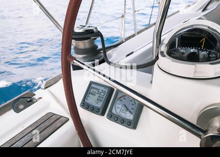 Attrezzature di navigazione per yacht a vela, indicatori del pannello di controllo e bussola magnetica Foto Stock