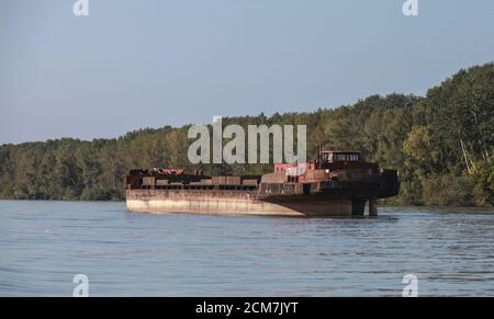 La chiatta arrugginita è ancorata al Danubio, Bulgaria Foto Stock