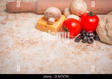 pizza fatta in casa ingredienti pomodori, champagne, formaggio, olive e pasta Foto Stock