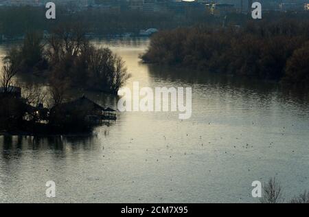 Vista alla confluenza dei fiumi Danubio e Sava Belgrado città Foto Stock