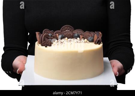 donna in nero tiene un piatto con torta in mano. isolato su sfondo bianco Foto Stock
