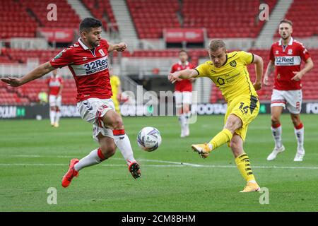 Sam Morsy (5) di Middlesbrough blocca Luke Thomas (16) di Il colpo di Barnsley in meta Foto Stock