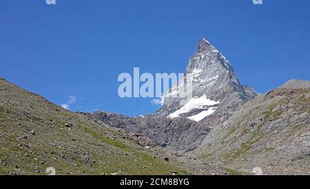 Il Cervino, simbolo delle Alpi svizzere, in estate Foto Stock