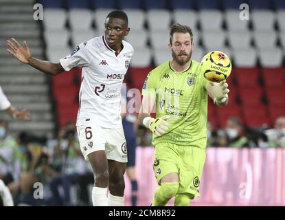 Mamadou Fofana del FC Metz, portiere del FC Metz Alexandre Oukidja durante il campionato francese Ligue 1 partita di calcio tra Parigi Saint-Germain (. Foto Stock