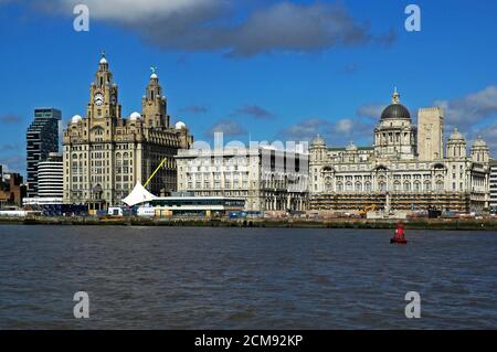 Le tre grazie consistono nel Royal Liver Building, il Cunard Building e il Port of Liverpool Building presso il molo di testa sul fiume mersey in l Foto Stock