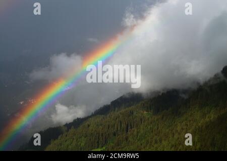 Bella arcobaleno sopra la foresta della Valle Stubai, Tirolo, Austria Foto Stock