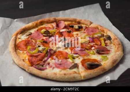 Primo piano di pizza appena sfornata nel ristorante. Foto Stock