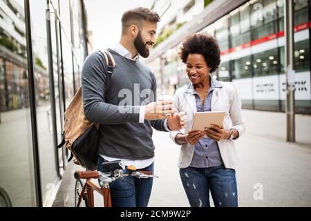 Ritratto di happy business amici godendo la pausa dalla riunione