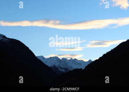 Speciale formazione di nubi sopra il ghiacciaio Stubaier, Tirolo, Austria Foto Stock