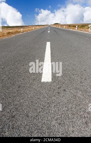 Strada asfaltata senza fine Foto Stock