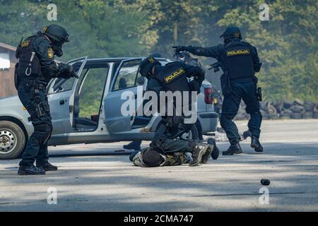 Partecipano i membri della squadra di polizia bosniaca antiterrorismo in un trapano antiterrorismo Foto Stock