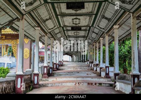 Il tempio buddista di Maha Myatmuni a Mawlamyine in Myanmar, ex Birmania in Asia Foto Stock