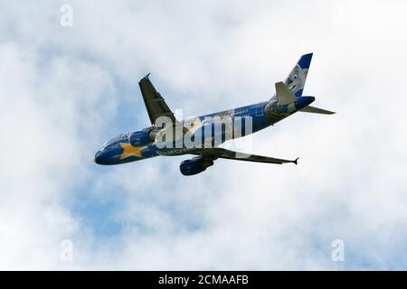 D-ABDQ Airbus A320-214 der deutschen Fluggesellschaft Eurowings, Tochtergesellschaft der Lufthansa, nach dem Start vom Flughafen in DŸsseldorf, Nordrh Foto Stock